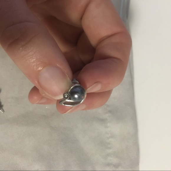 Faux pearl earrings - Picture 6 of 6